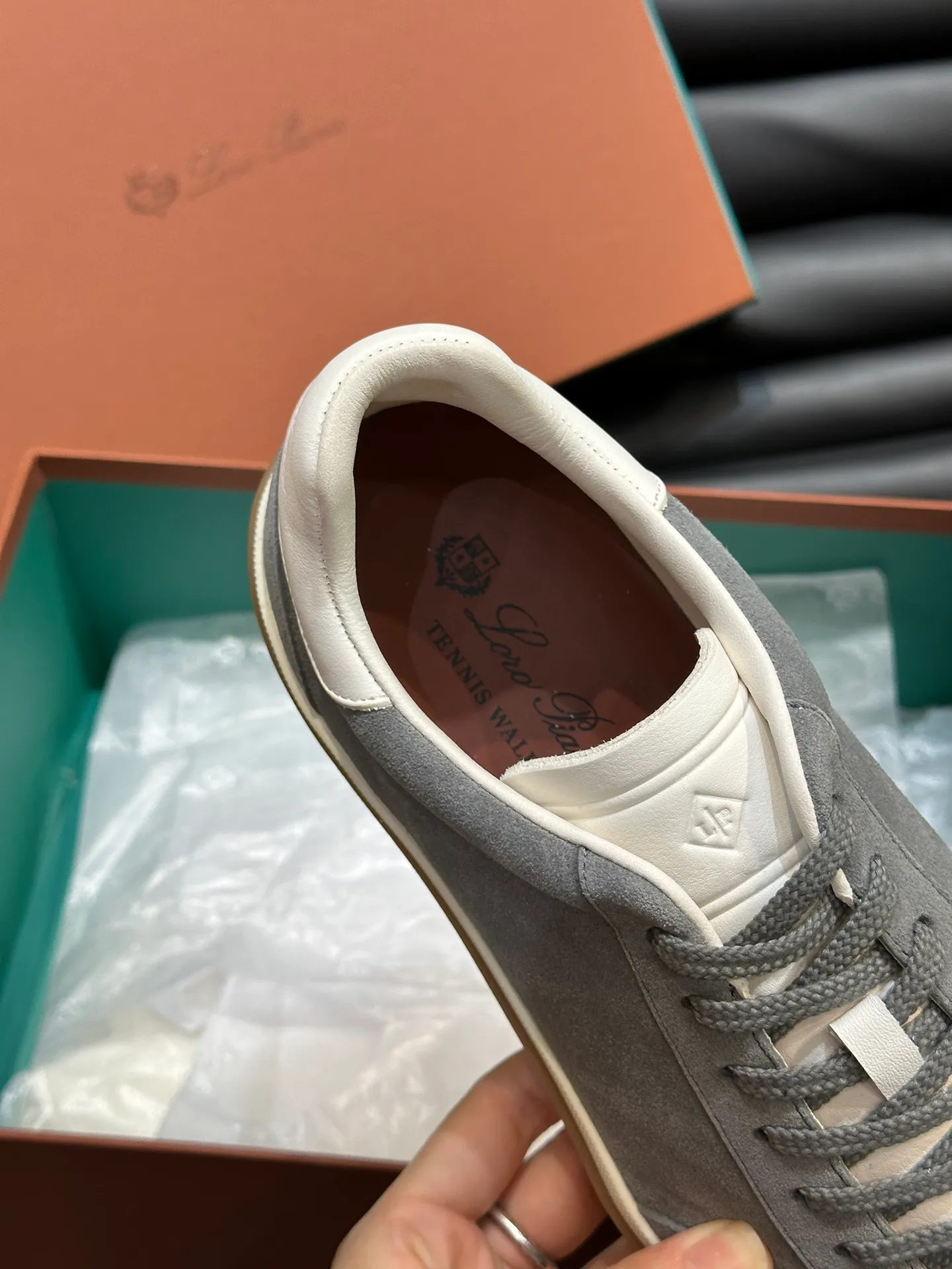 p420 Men's Shoes New 🆕Lp Old Money Style Men's Low-top Casual Tennis Shoes Loro Piana's high-end series has launched sports shoe styles made of soft cowhide. The breathable properties and flexible texture of natural materials make the sneakers both functional and comfortable. The high-quality metal-free tanning and tumble process highlights the natural texture of the leather, while the camel-colored sole and white rubber trim create a double-layer sole effect, making it an everyday shoe that can easily create a lazy and casual style! Size: 39-44 (45, 46 customized